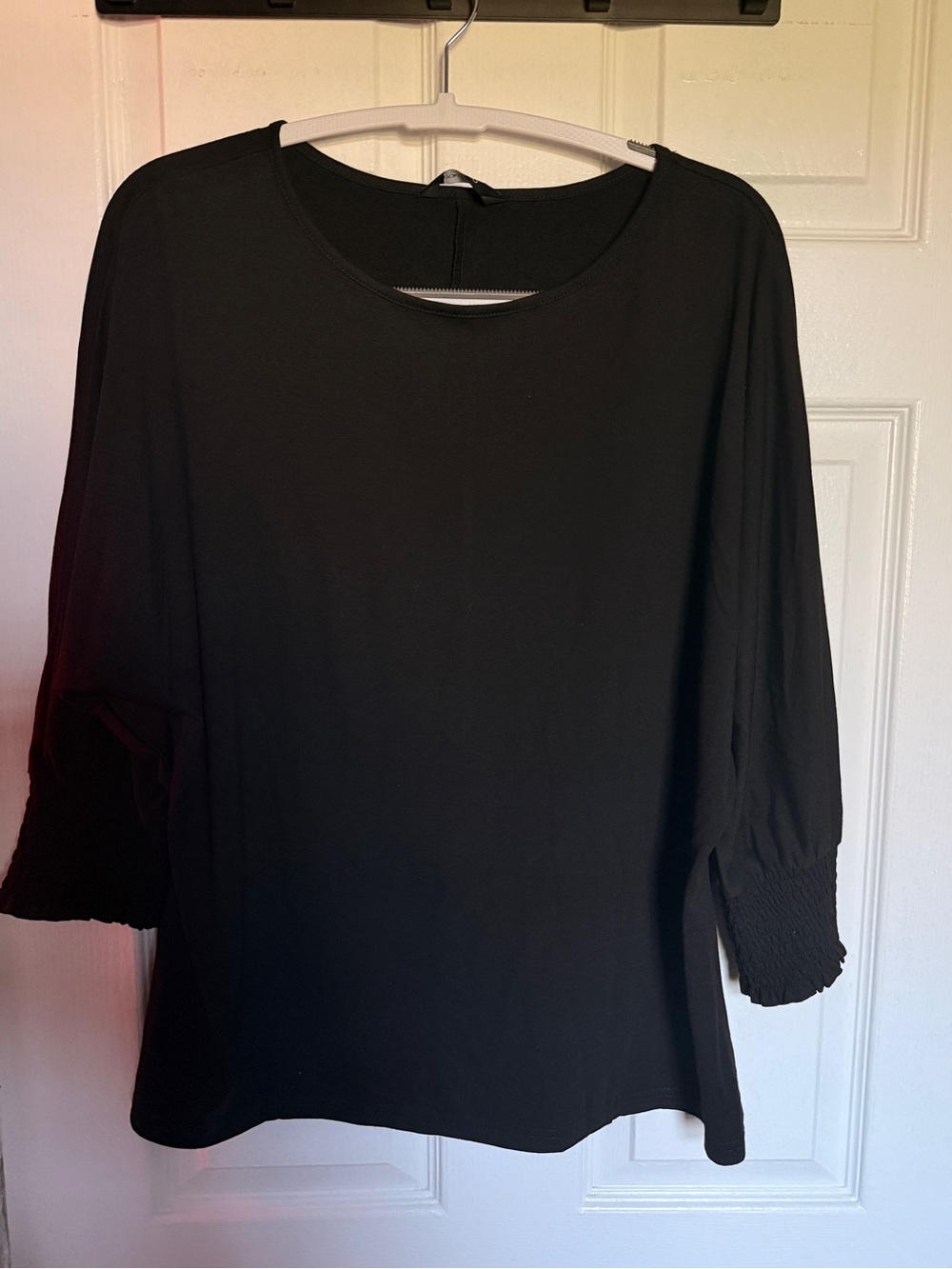 Dakotoo Women's Black 3/4 Sleeve Tee with Smocked Cuffs
